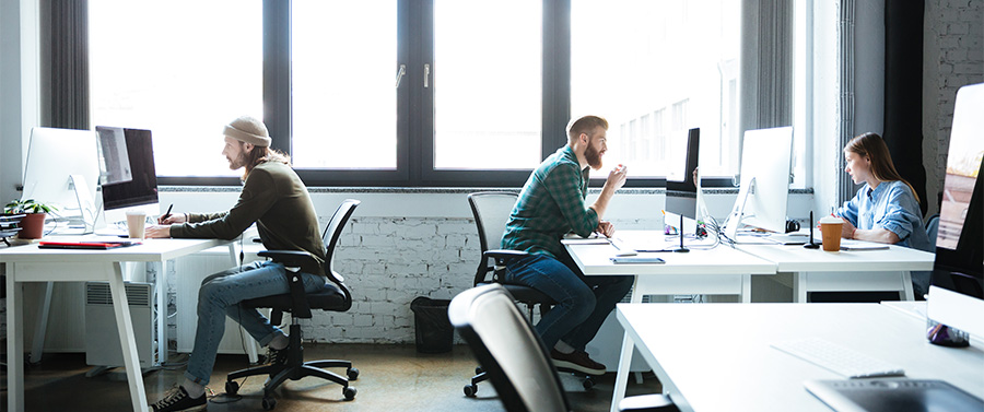 Hybride Cloud, Private Cloud, Junge Kollegen im Büro